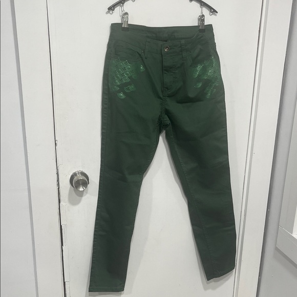 Her Universe Green Pants with Disney Collection Size 7 (Juniors) - Picture 1 of 5